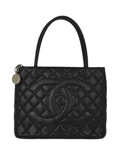 Pre-owned Chanel 2000 Medallion Tote Bag In 黑色